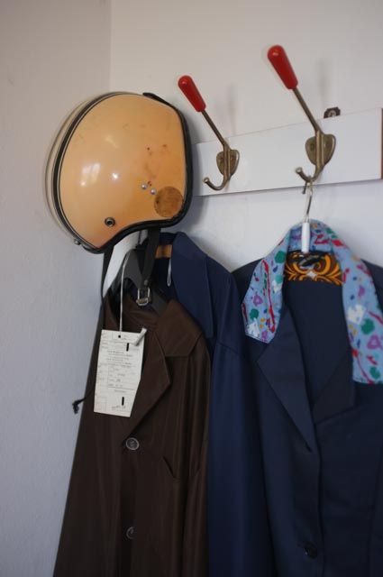 Sven Teuber – 25 Jahre Mauerfall, Helm und Mäntel an einer Garderobe