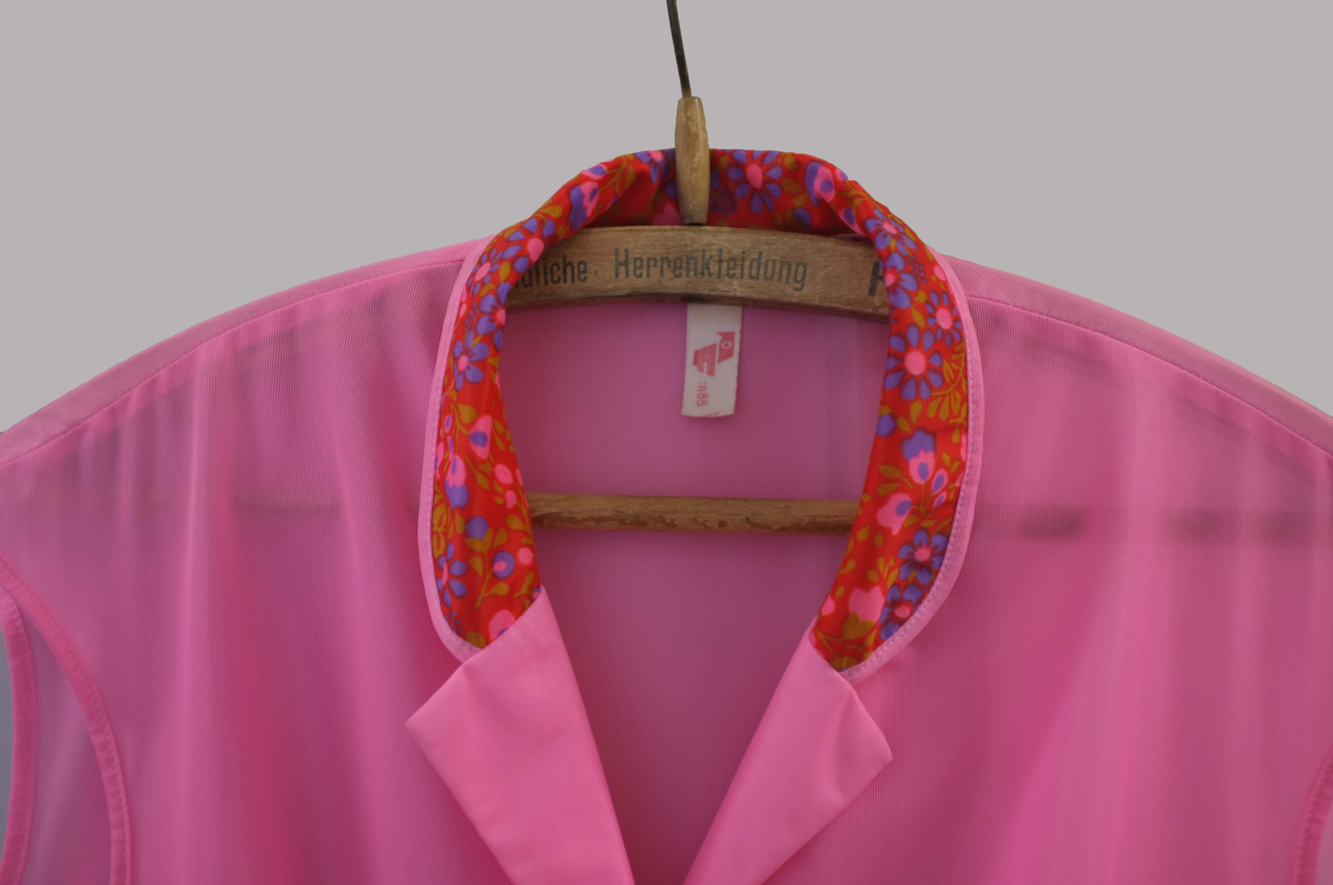 Sven Teuber – 25 Jahre Mauerfall, Kleiderbügel mit rosa Kleid