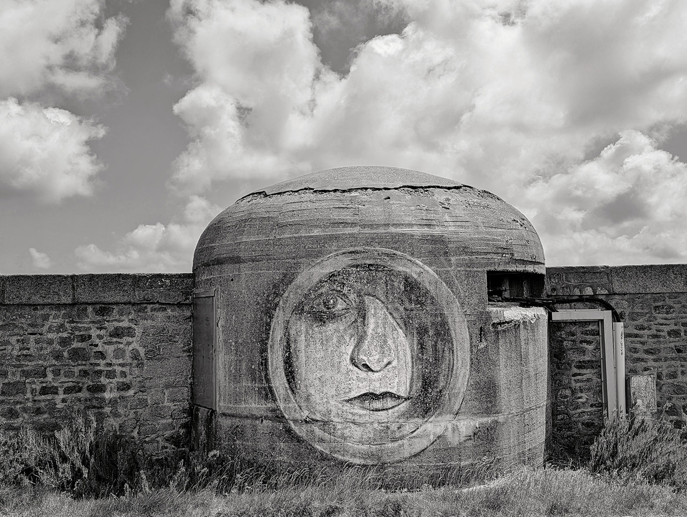 Sven Teuber – Normandie 2025, Betonbunker mit Gesicht-Graffiti