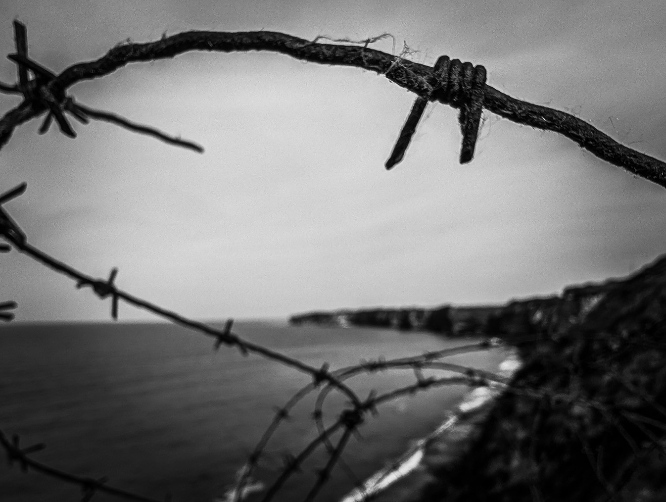 Sven Teuber – Normandie 2025, Stacheldraht an der Küstenlinie