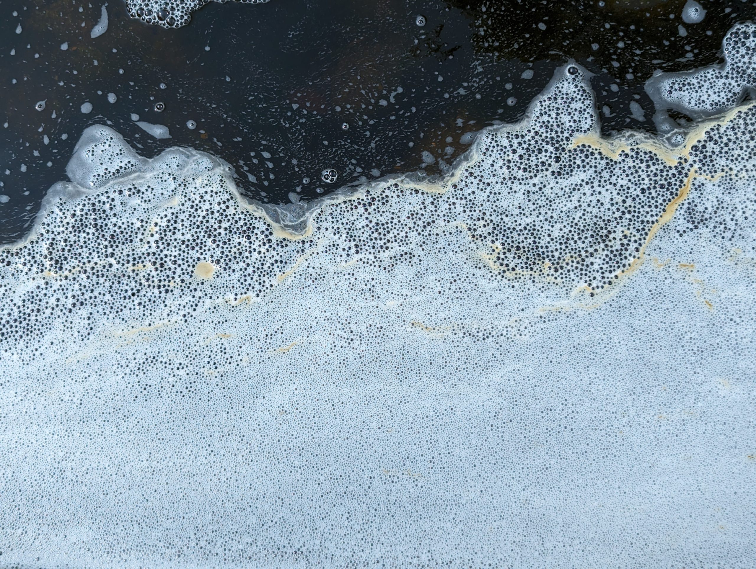 Die chaotische Harmonie der Wasserblasen